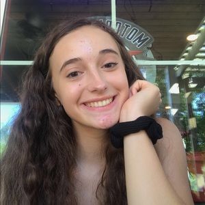 Meet your Posher, Larissa